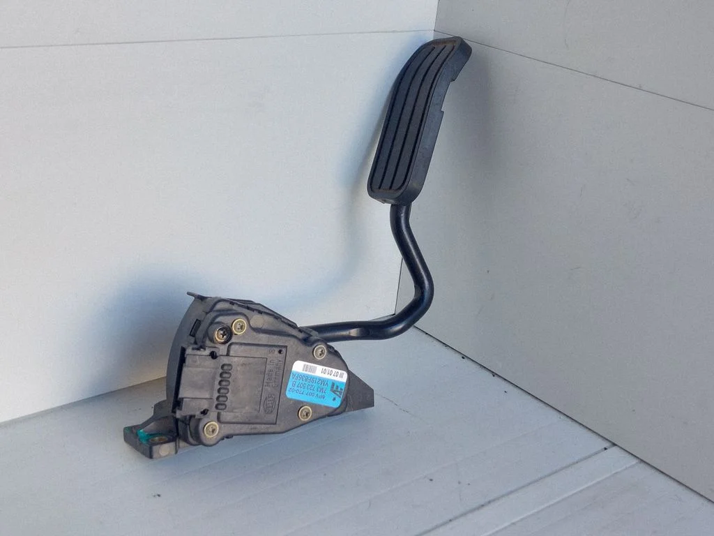 Accelerator throttle pedal – Volkswagen Sharan (2001-2010)