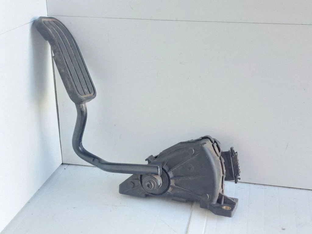 Accelerator throttle pedal – Volkswagen Sharan (2001-2010)