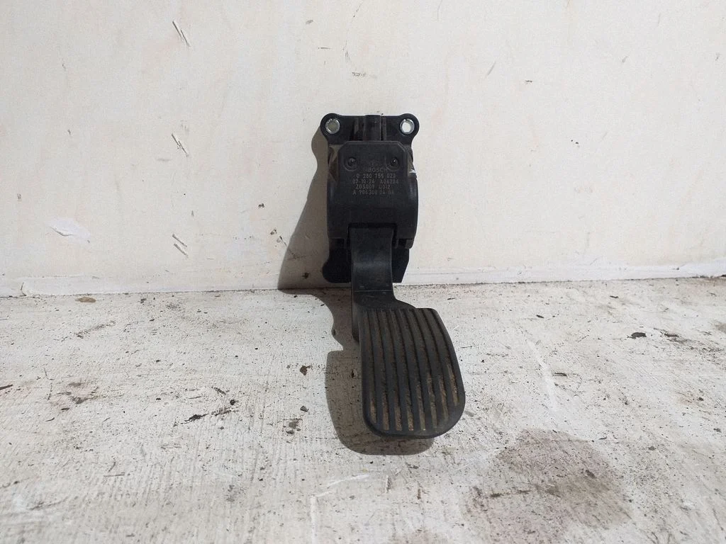 Accelerator throttle pedal – Mercedes-Benz Sprinter W906 (2006-2018)