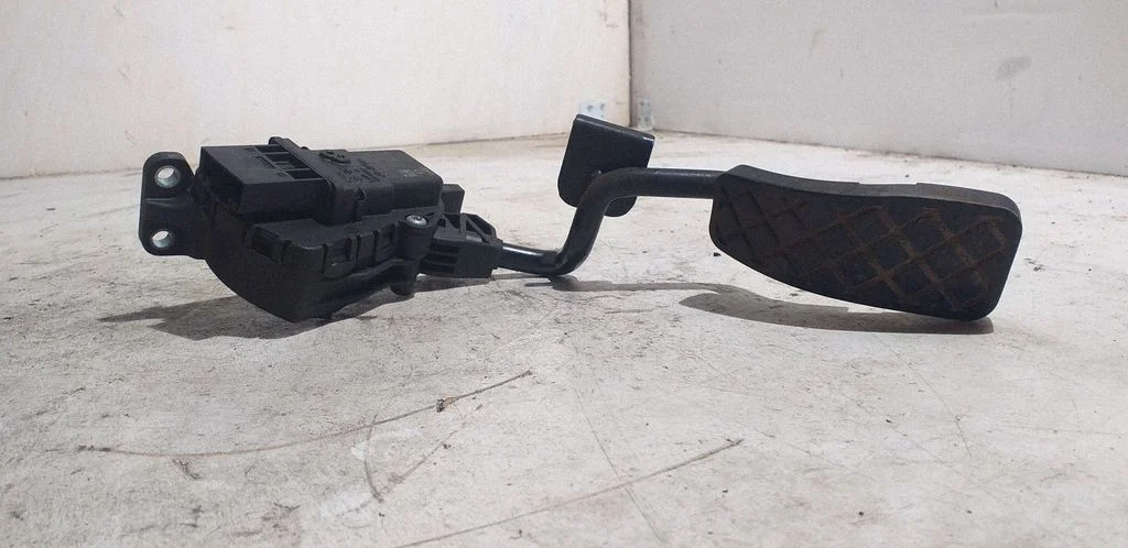 Accelerator throttle pedal 4F2721523