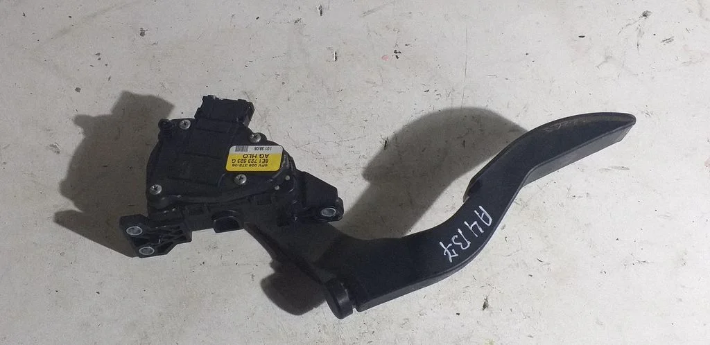 Accelerator throttle pedal 8E1723523G
