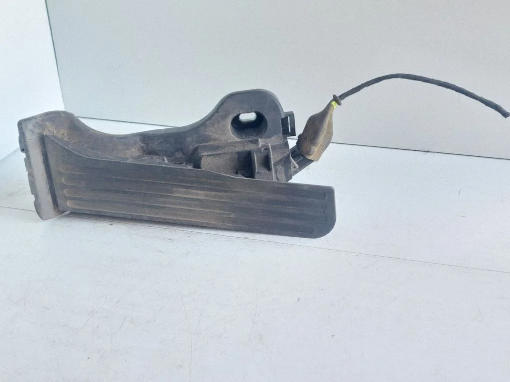 Accelerator throttle pedal 1K1721503L