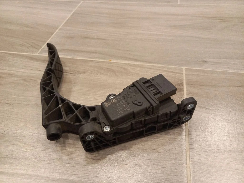 Pedał gazu 4F1721523B