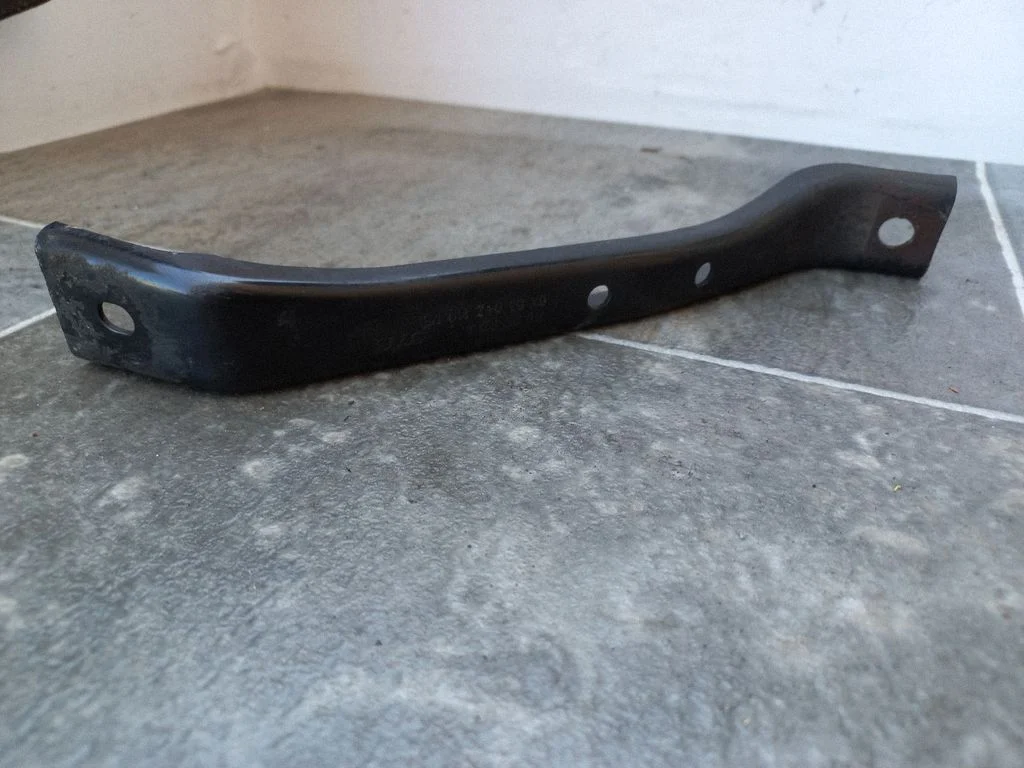 Radiaatori tugipaneeli klamber – Audi A6 Allroad C6 (2006-2011)