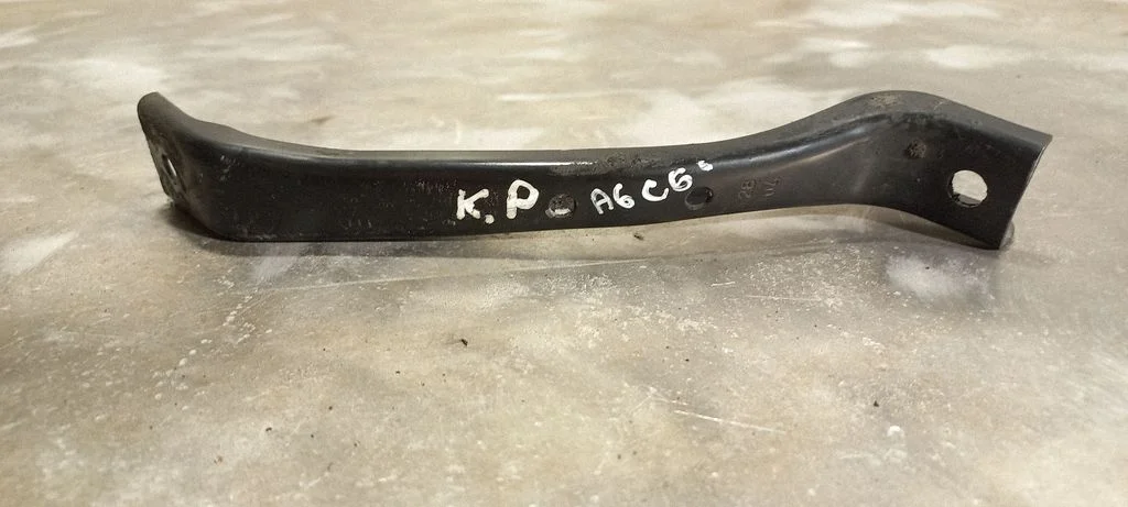 Radiaatori tugipaneeli klamber – Audi A6 Allroad C6 (2006-2011)