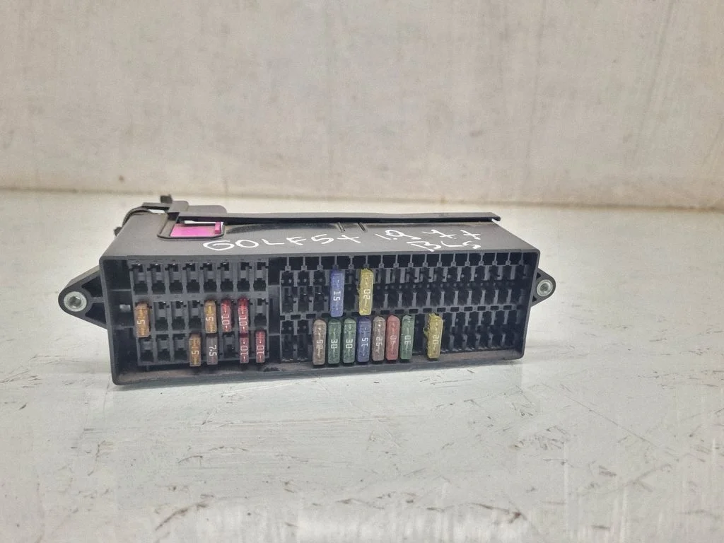Fuse module – Volkswagen Golf Plus (2005-2013)
