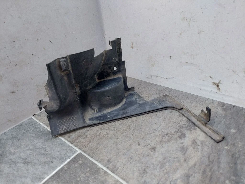 Other engine bay part 7M0915444E