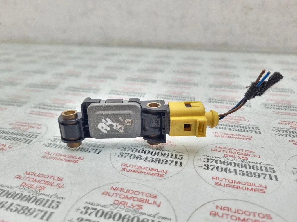 Drošības spilvenu trieciena sensors 8E0959643A