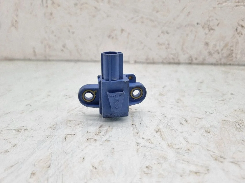 Drošības spilvenu trieciena sensors 1K0955557A