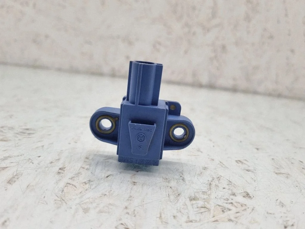 Drošības spilvenu trieciena sensors 1K0955557A