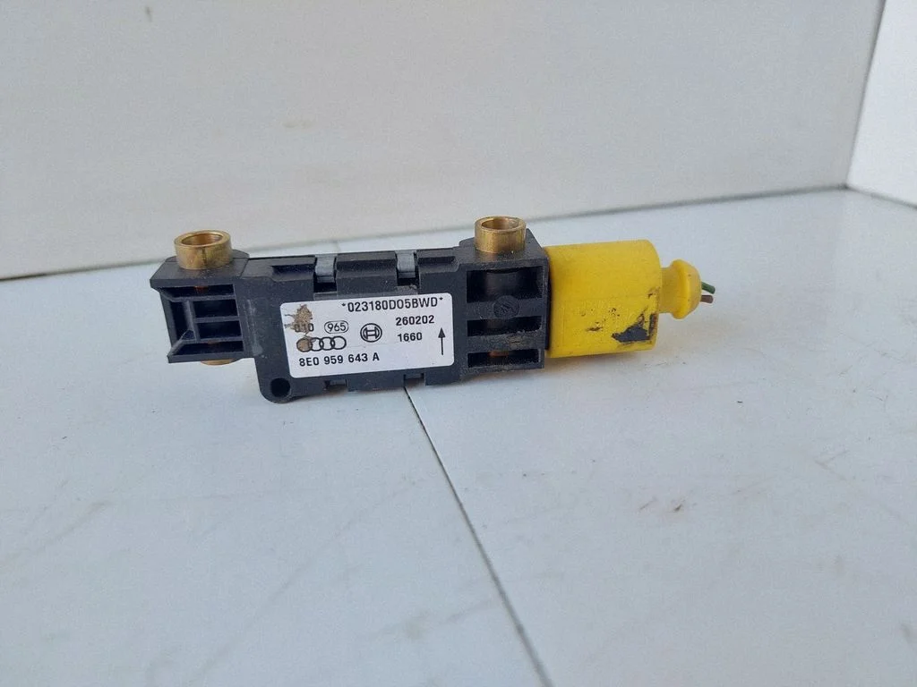 Drošības spilvenu trieciena sensors 8E0959643A