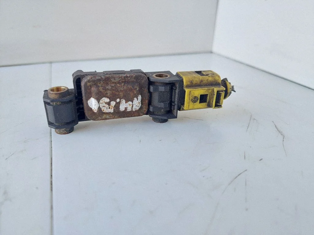 Drošības spilvenu trieciena sensors 8E0959651