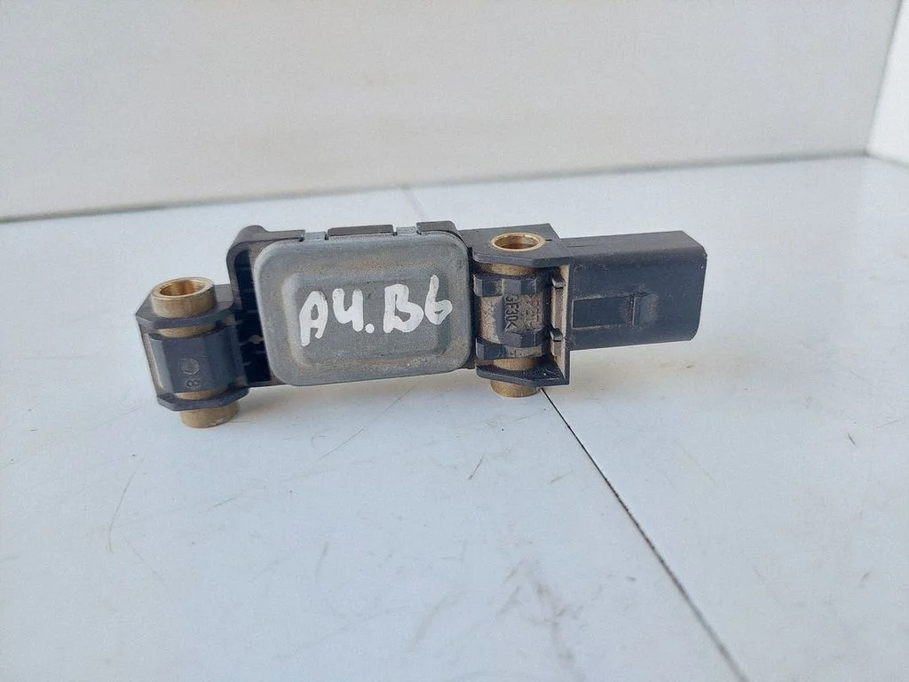 Drošības spilvenu trieciena sensors 8E0959643A