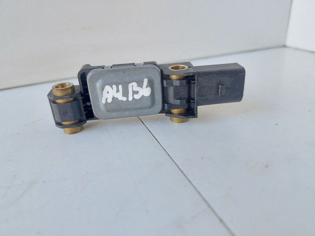Drošības spilvenu trieciena sensors 8E0959643A