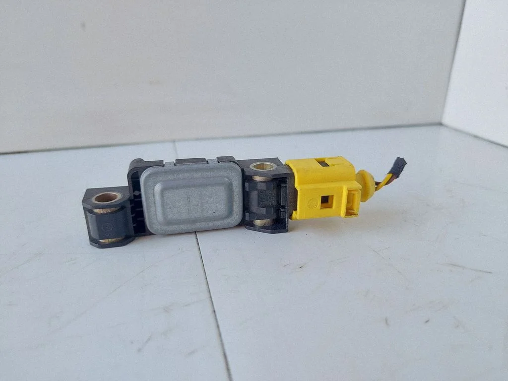 Drošības spilvenu trieciena sensors 4B0959643C