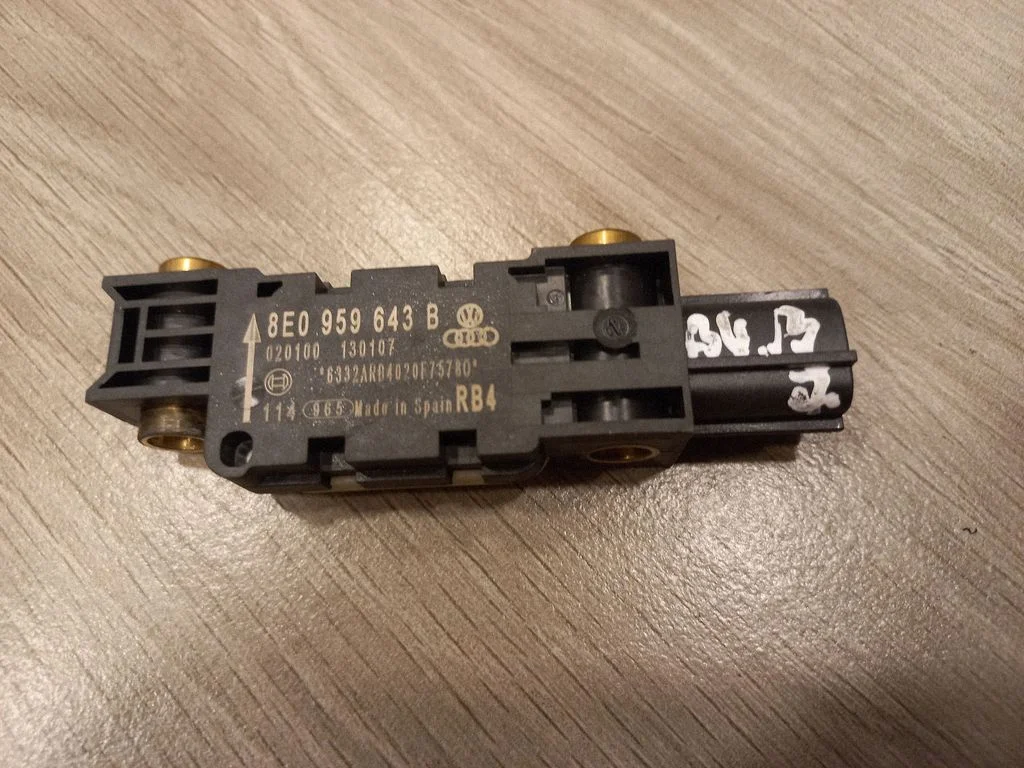 Drošības spilvenu trieciena sensors 8E0959643B