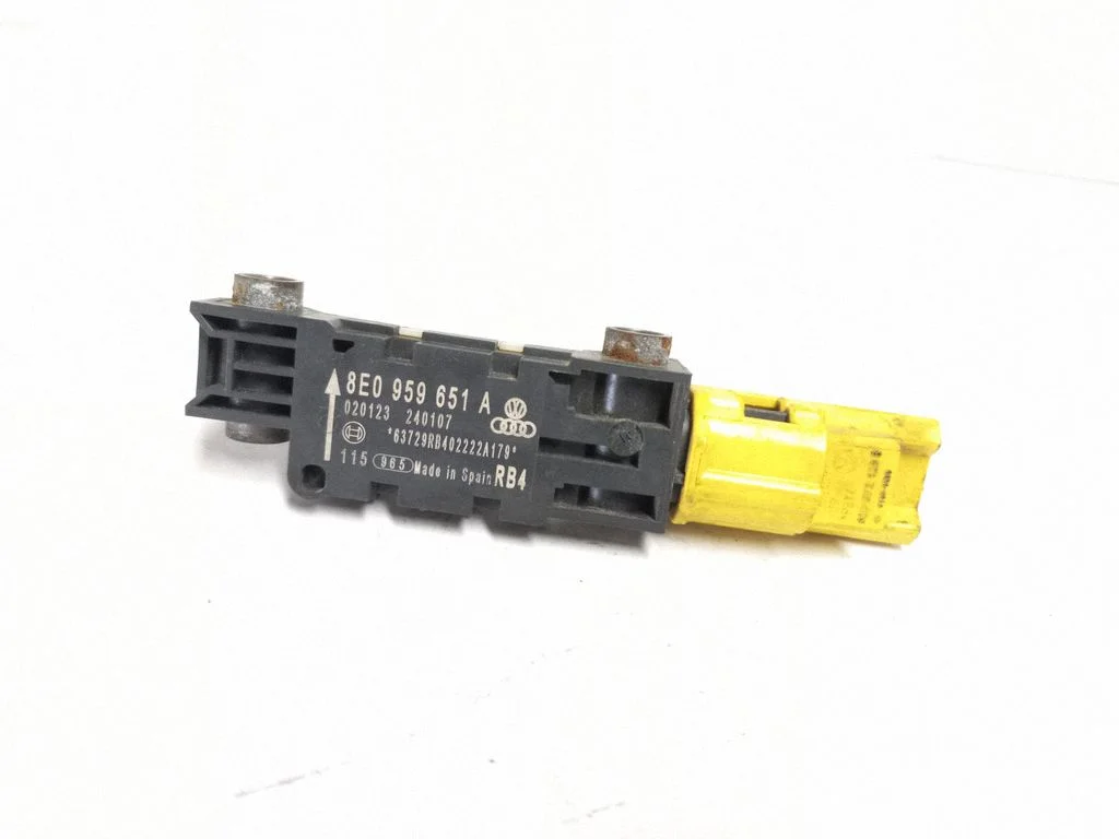 Drošības spilvenu trieciena sensors 8E0959651A