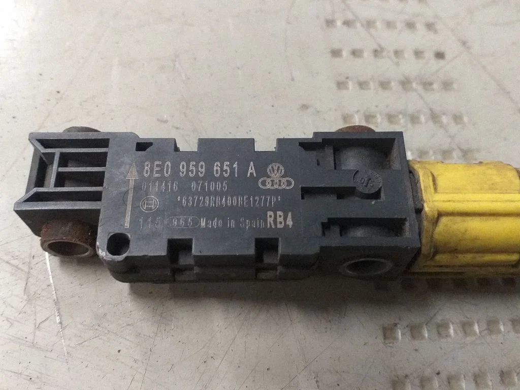 Drošības spilvenu trieciena sensors 8E0959651A