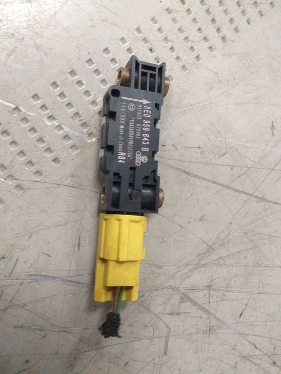 Drošības spilvenu trieciena sensors 8E0959643B