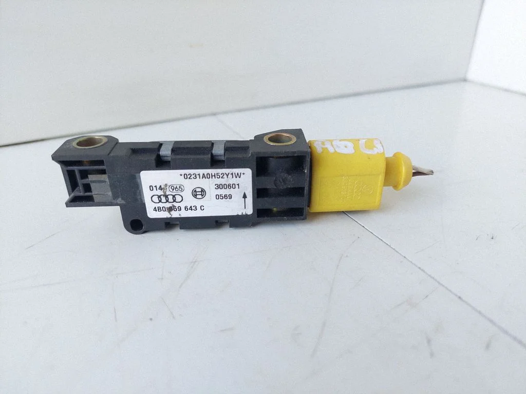 Drošības spilvenu trieciena sensors 4B0959643C