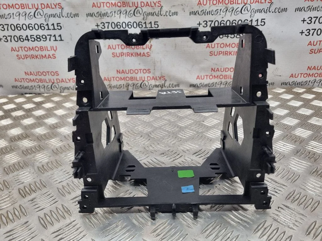 Radio/GPS head unit trim – Volkswagen Jetta V (2005-2010)
