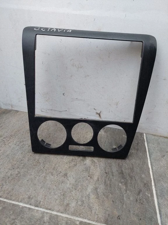 Radio/GPS head unit trim – Skoda Octavia Mk2 (1Z) (2004-2013)