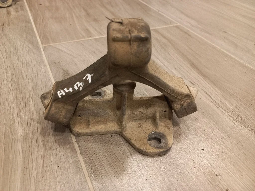 Summuti kinnitus/ hoidik – Audi A4 S4 B7 8E 8H (2005-2008)