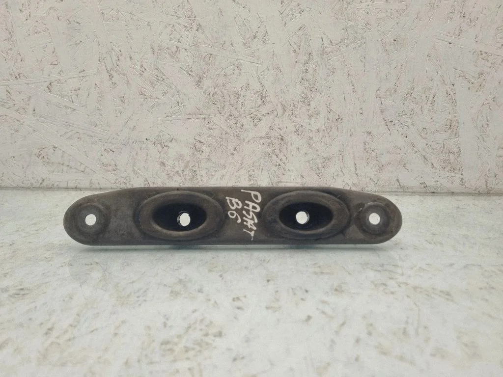 Summuti kinnitus/ hoidik – Volkswagen Passat CC (2008-2016)