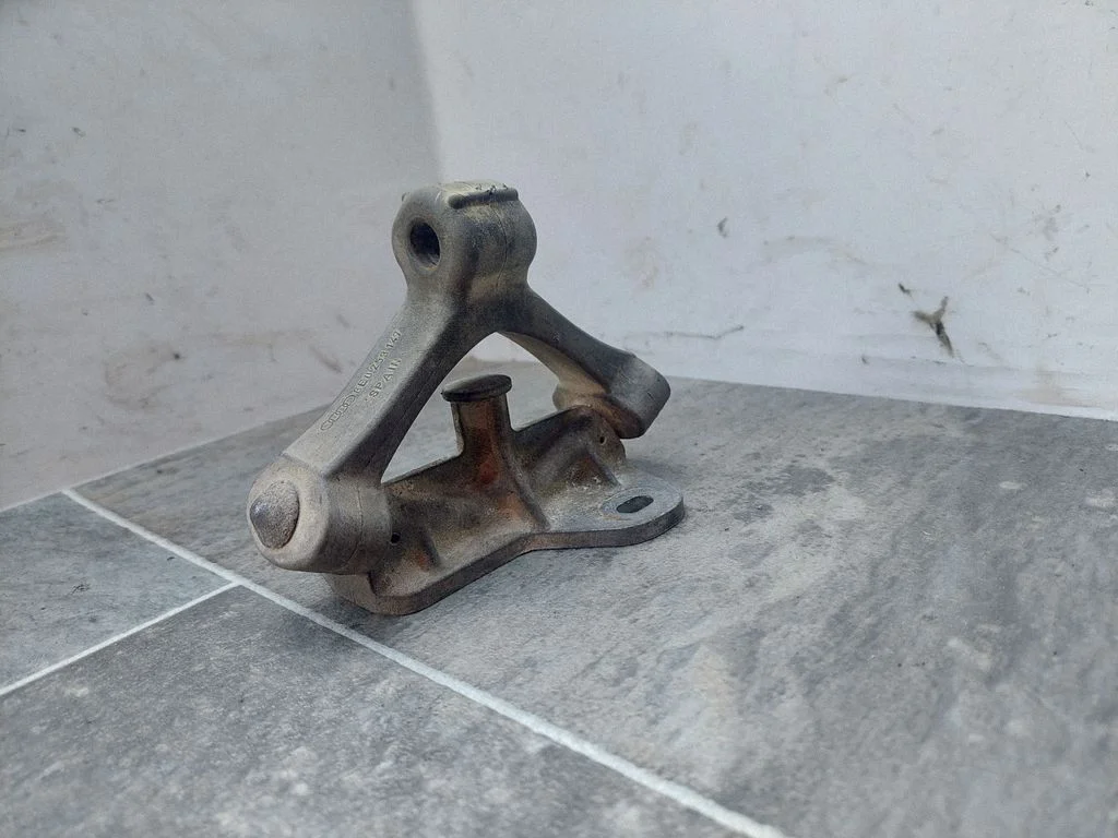 Summuti kinnitus/ hoidik – Audi A4 S4 B7 8E 8H (2005-2008)