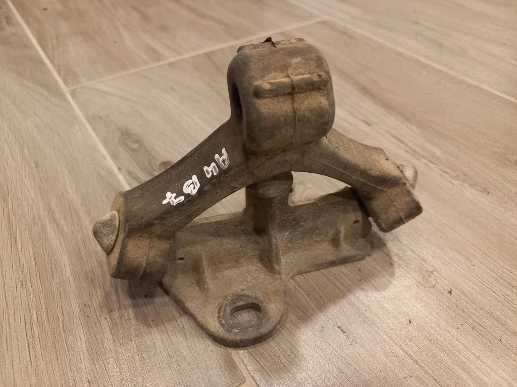 Summuti kinnitus/ hoidik – Audi A4 S4 B7 8E 8H (2005-2008)