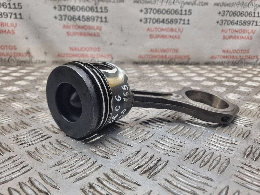 Tłok z korbowodem 059AA
