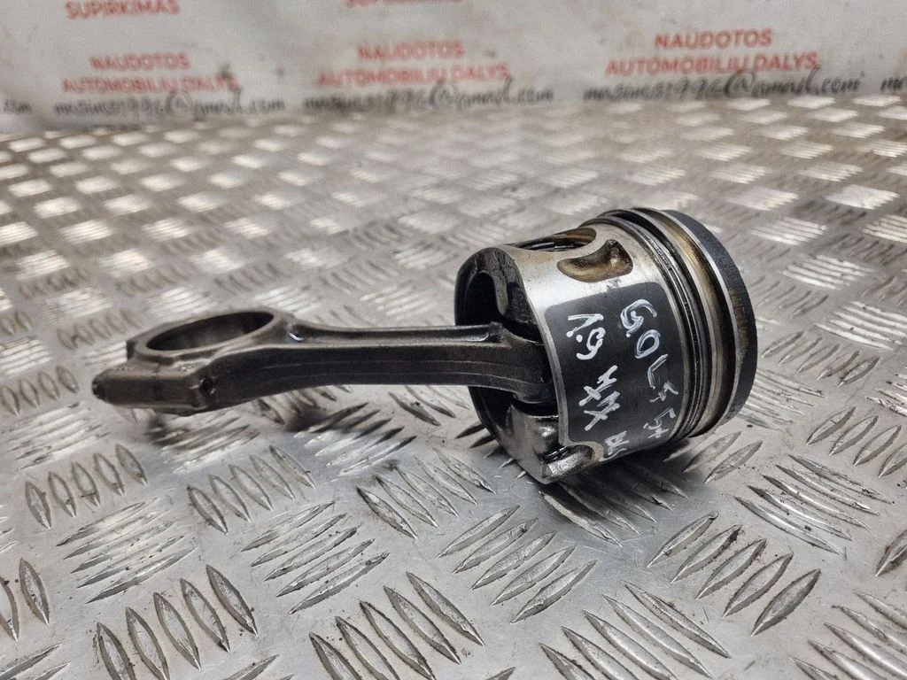Piston with connecting rod 038G
