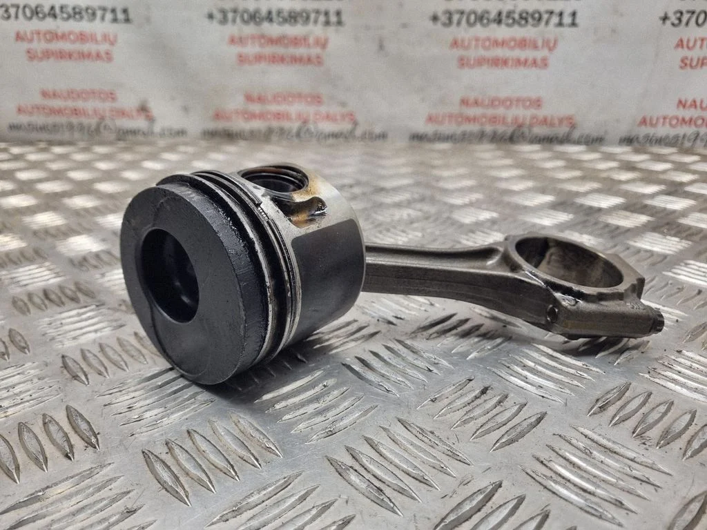 Piston with connecting rod 038G
