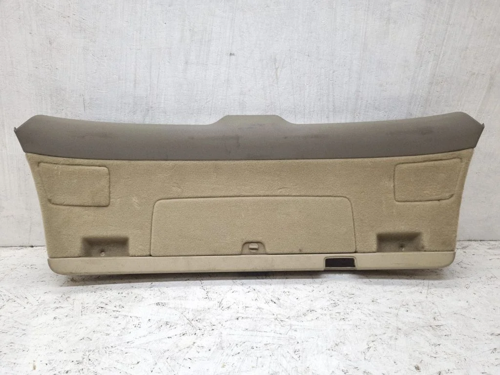 Tailgate trim 8E9867979B