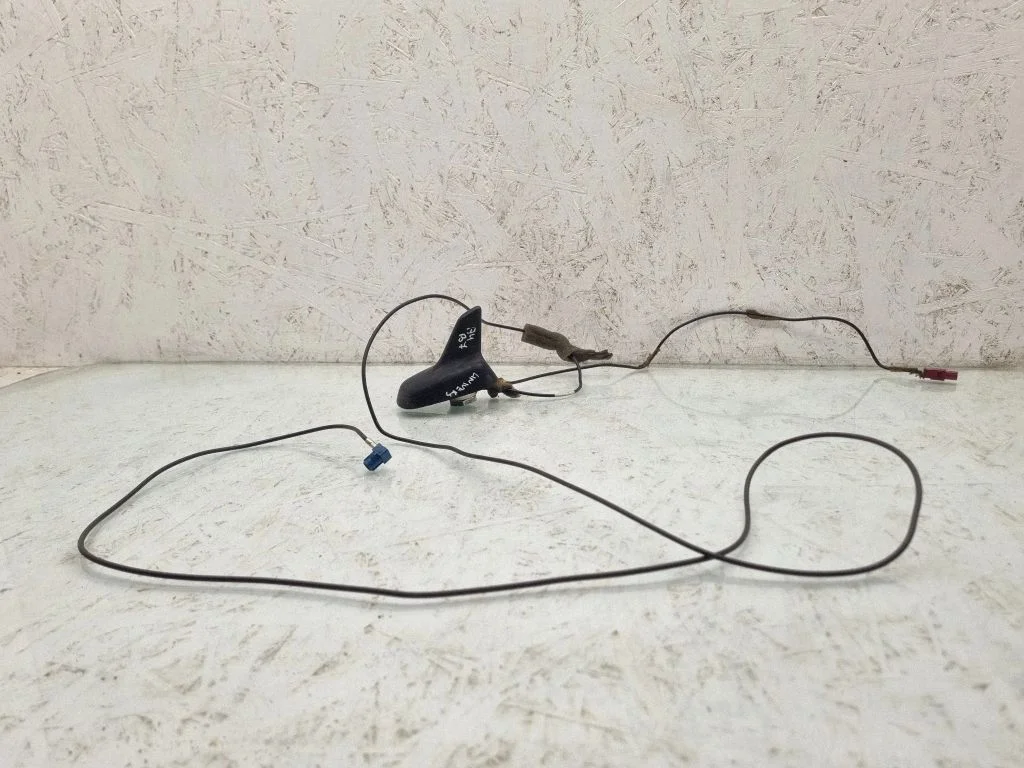 Aerial GPS antenna 8E9035503T