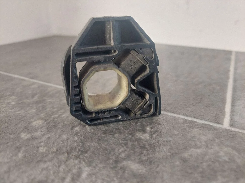 Radiaatori kinnitusklamber – Volkswagen Golf Plus (2005-2013)