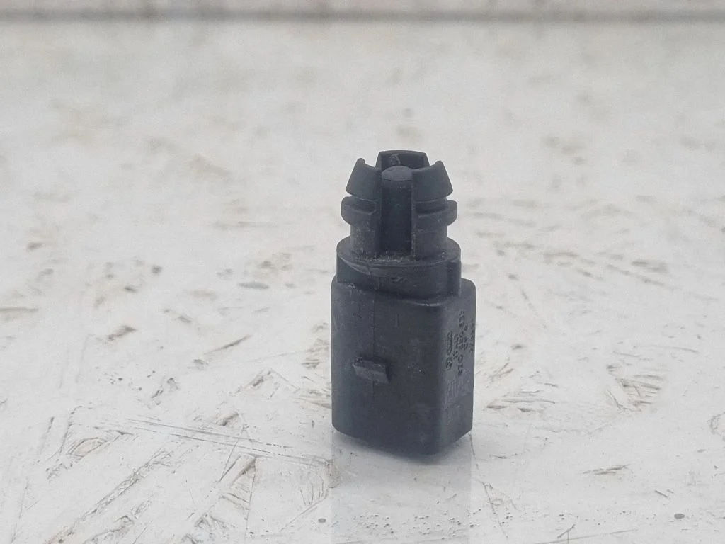 Outside/exterior temperature sensor – Volkswagen Passat B6 (2005-2010)