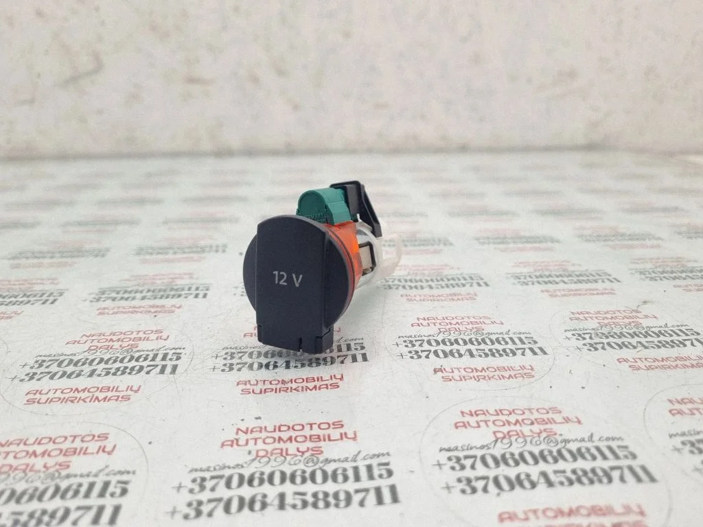 12 V ligzda (aizmugurē) – aizmugurējā