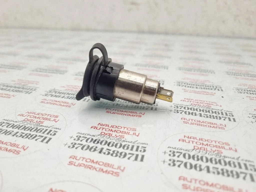 12 V Socket (rear)
