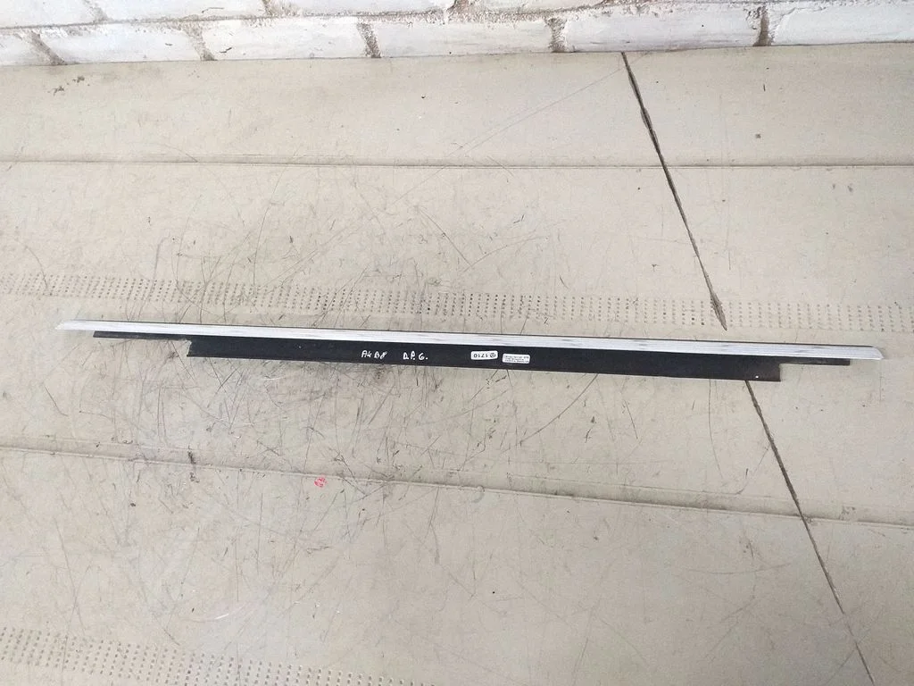 Tagaukse klaasi liist 8K0853764F