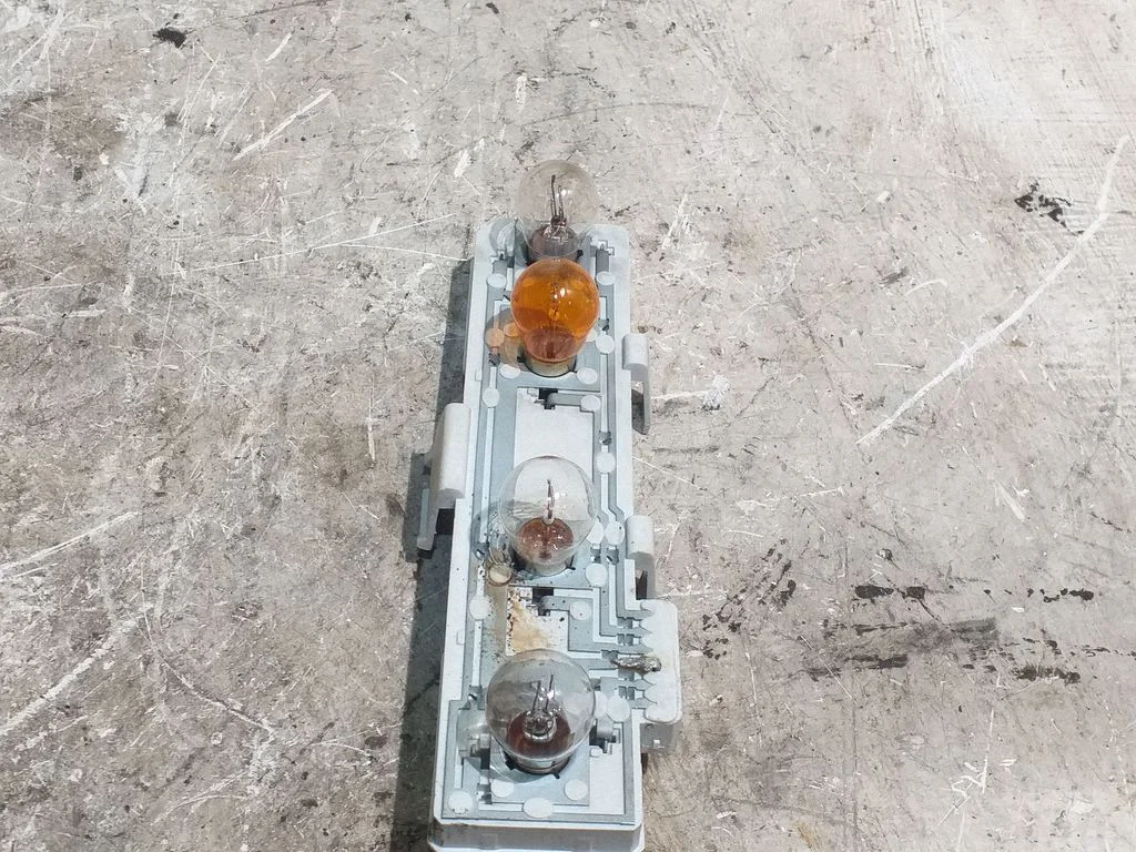 Aizmugurējā luktura spuldzes pārsegs (ligzda) 1Z5945257