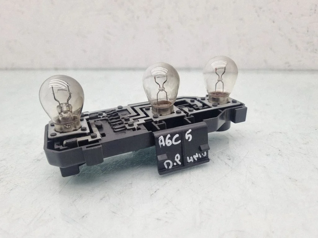 Pokrywa oprawki lampy tylnej – Audi A6 Allroad C5 (1999-2005)