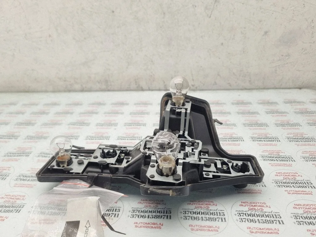 Pokrywa oprawki lampy tylnej – Volkswagen Touran I (2003-2010)