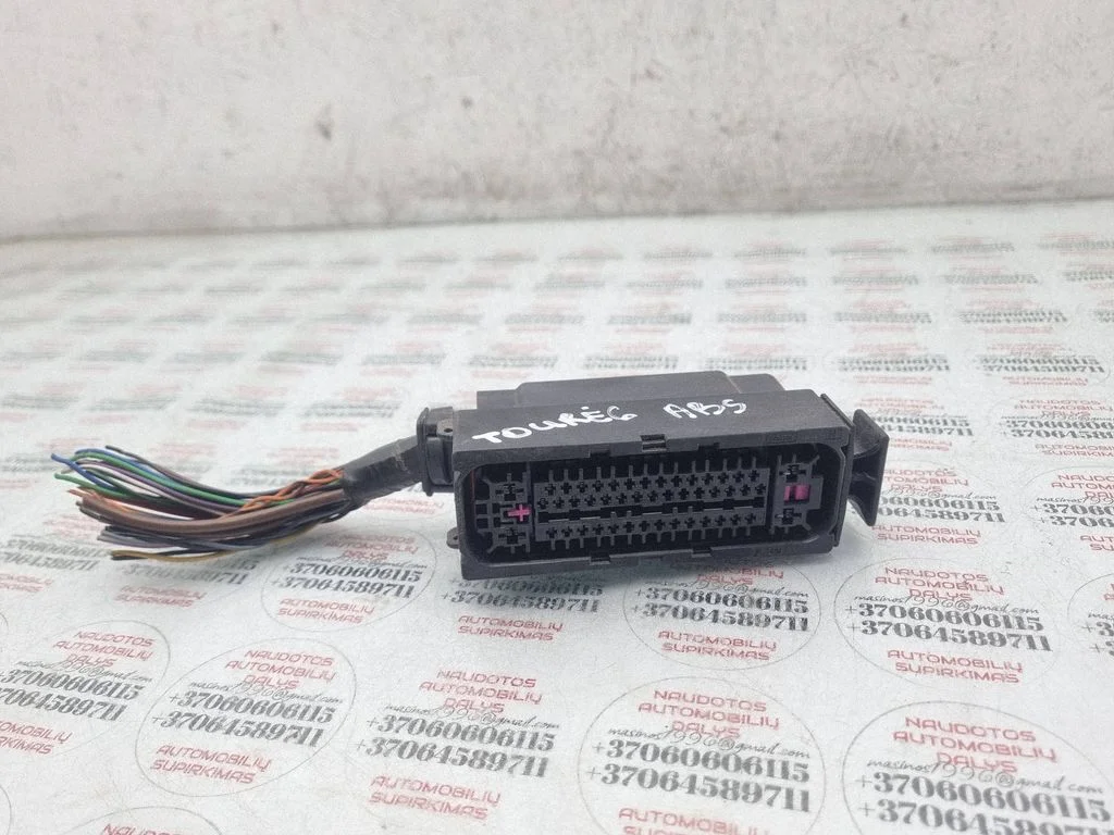 ABS module connector plug – Volkswagen Touareg I (2002-2010)