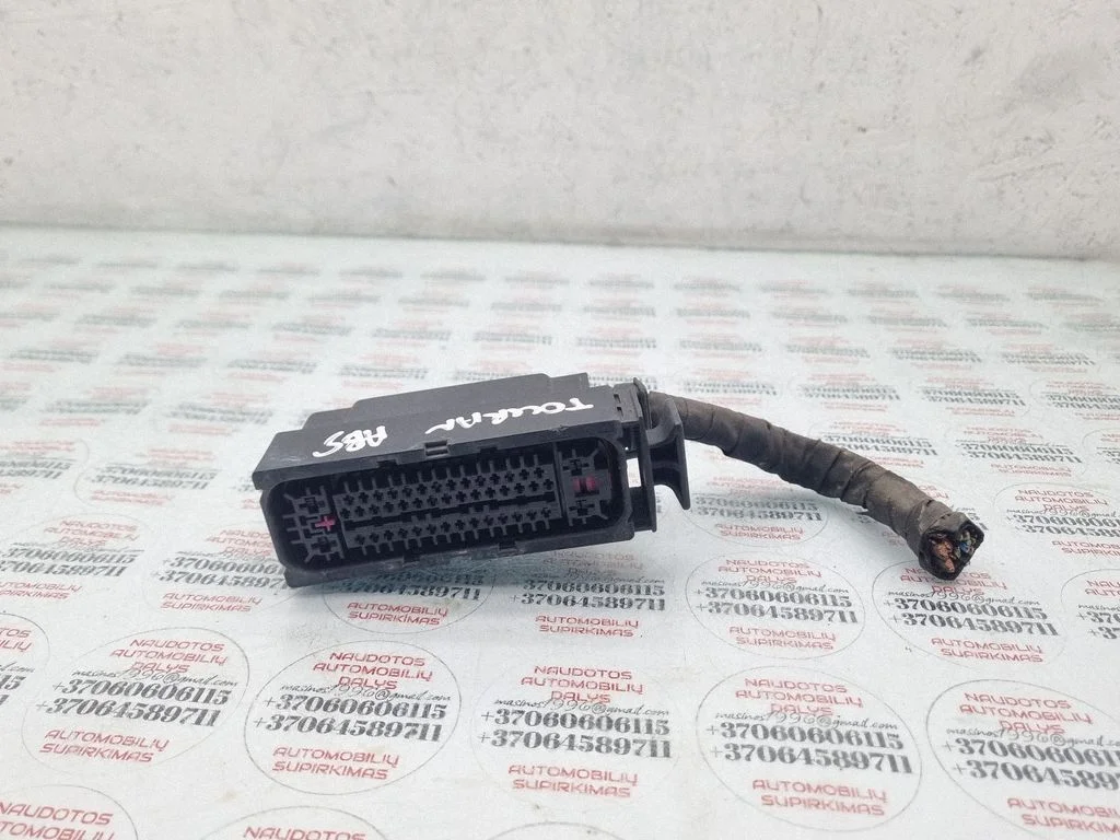 ABS module connector plug – Volkswagen Touran I (2003-2010)