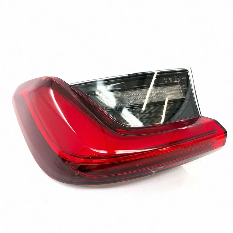 Lampa tylna w błotniku H3744275708