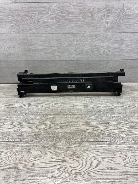 Radiatoru paneļa augšējā daļa – BMW 5. sērija F10 F11 (2009-2016)