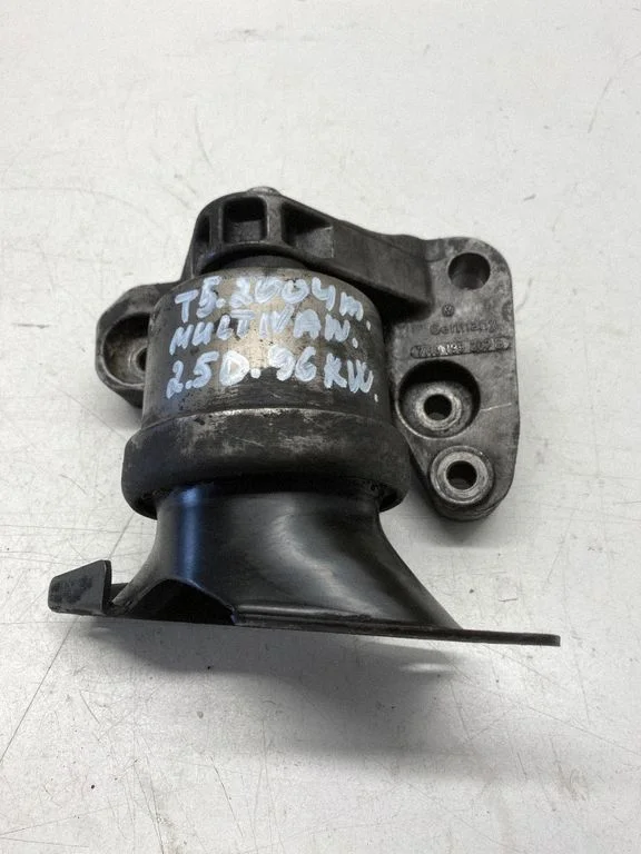 Engine mounting bracket – Volkswagen Multivan T5 (2003-2015)