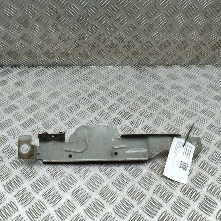 Fender mounting bracket 31416627