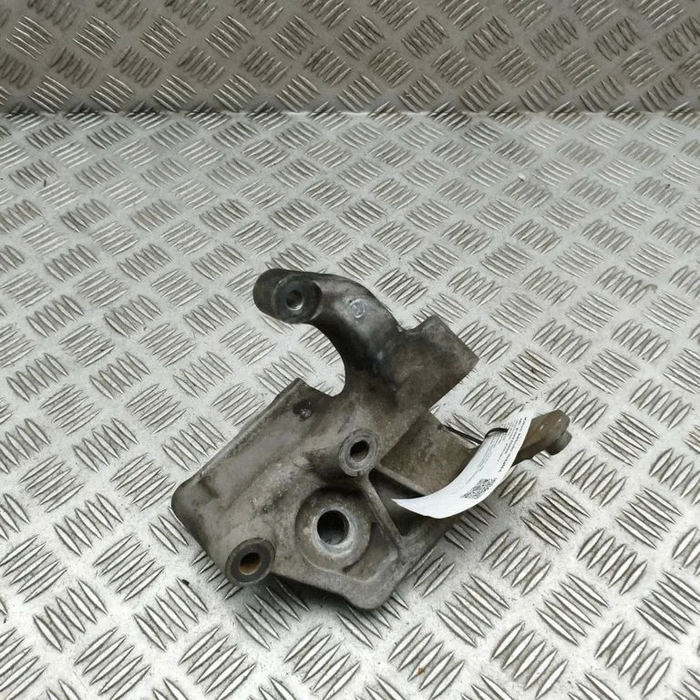 Engine mounting bracket 31430490